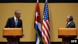 Raúl Castro (d) y el presidente de Estados Unidos Barack Obama (d) participan hoy, lunes 21 de marzo de 2016, de una rueda de prensa en el Palacio de la Revolución en La Habana (Cuba).