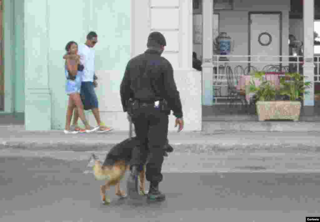 Polic&iacute;as patrullan calles de La Habana