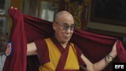 El líder espiritual tibetano, el dalái lama, fotografiado en el templo Tsuglakhang en Dharmsala, India, hoy viernes 6 de julio de 2012.anos en el exilio asistieron hoy a la fiesta de cumpleaños de su líder espiritual que cumplió 77 años en su residencia d