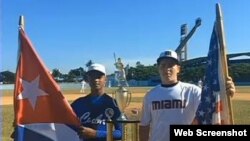 El equipo cubano de béisbol juvenil y uno de Miami establecen lazos amistosos.