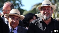 Los ministros de Turismo de Brasil, Gustavo Vieira (i) y de Cuba, Manuel Marrero (d) en una feria en mayo pasado en Varadero.