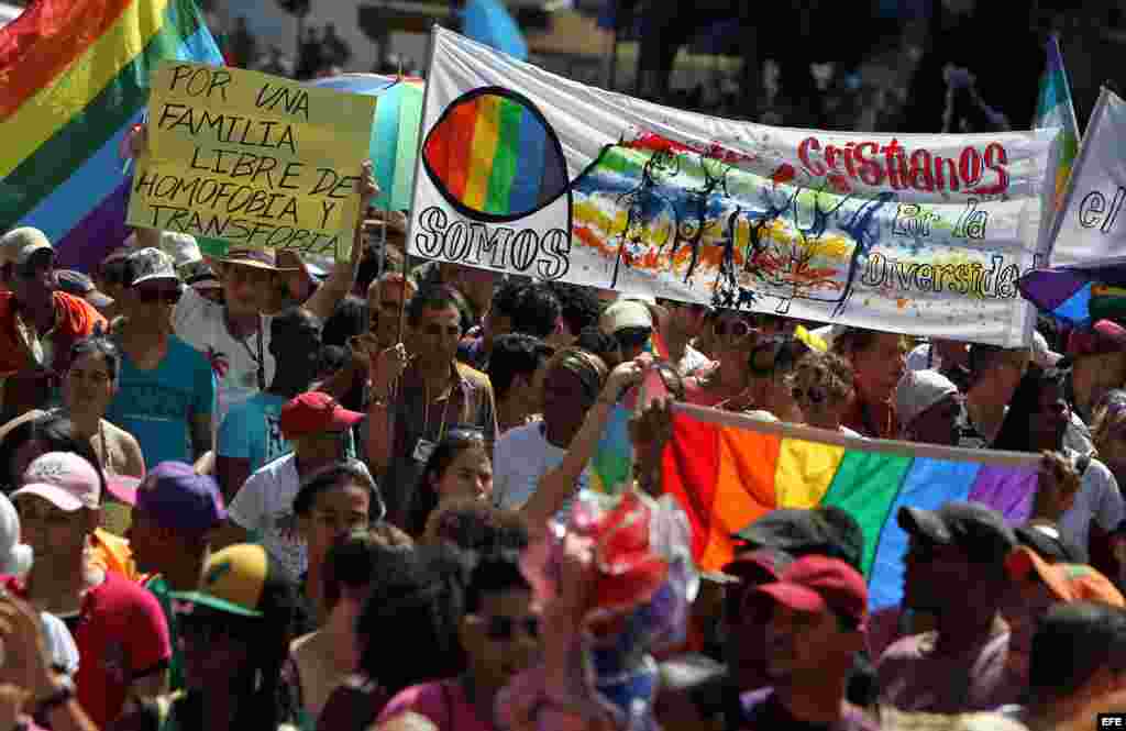 Decenas de personas participan en la Conga Cubana Contra la Homofobia