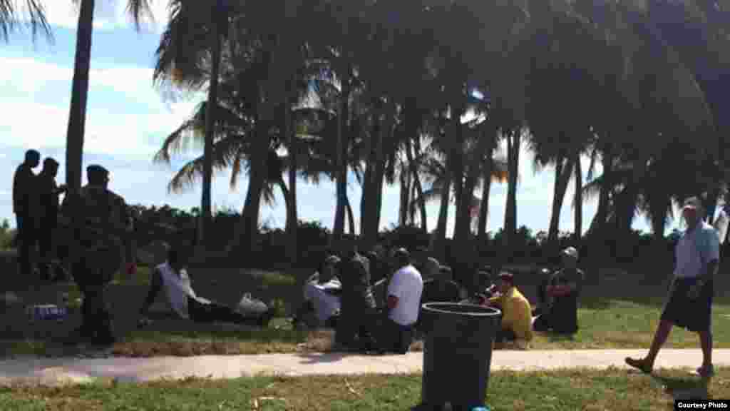 Cubanos llegan a Cat Cay en las Bahamas