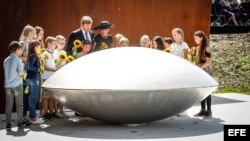 Los reyes de Holanda asisten a la inauguración del monumento en recuerdo de las víctimas del MH17 cerca de Amsterdam