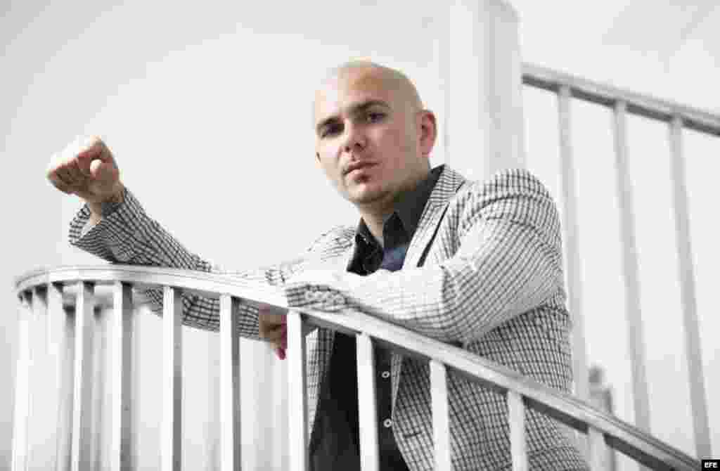 Pitbull también compite por el Mejor Álbum de Música Urbana con Echa Pa’llá (Manos Pa’rriba). 