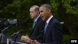 El presidente estadounidense, Barack Obama (d), y el primer ministro turco, Recep Tayyip Erdogan (i), comparecen en una rueda de prensa tras la reunión que mantuvieron en la Casa Blanca en Washington DC, Estados Unidos