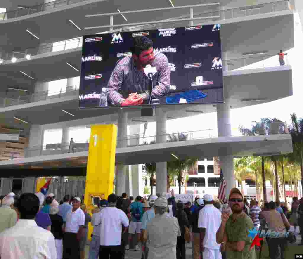 Decenas de personas escuchan las palabras de Ozzie Guill&eacute;n en vivo a las aceras del nuevo estadio de los Miami Marlins