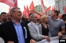 Mijaíl Kasyánov del opositor Partido por la Libertad del Pueblo (PLP), (i), el opositor ruso y campeón mundial de ajedrez, Gary Kaspárov, (2-i), en una manifestacón por el centro de Moscú, la llamada "Marcha de Millones".