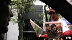 Un vendedor ofrece diarios en Asunción (Paraguay). 