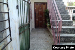 En este apartamento de Santa Fe, reporteros de Cubanet localizaron a Ángel Ricardo Mendoza, buscado en EEUU por el robo de $180.000.