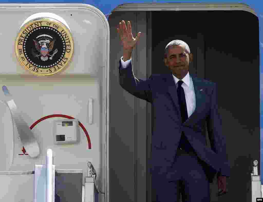 Barack Obama, el presidente de Estados Unidos, saluda a su llegada al aeropuerto internacional de Manila el 17 de noviembre.