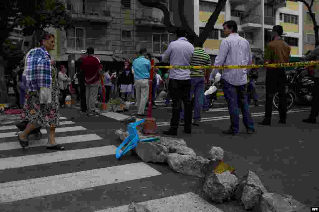 Un grupo de personas protesta contra el gobierno del presidente Nicolás Maduro bloqueando una calle hoy, jueves 20 de febrero de 2014, en el sector Bellos Campo de Chacao en Caracas 