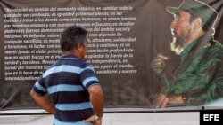 Un hombre observa un afiche con un texto y una imagen del líder de la revolución cubana Fidel Castro hoy, sábado 3 de diciembre de 2016, en un parque en Santiago de Cuba (Cuba).