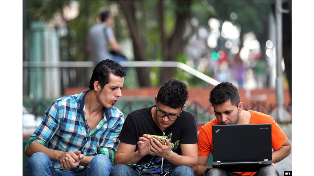 Jóvenes se conectan a Internet en zona WiFi (Archivo)