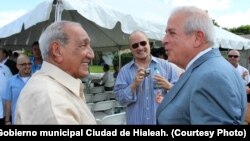 Alexis "El Morito" Farí (izq.) junto al músico Carlos Oliva (centro) y Tomás Regalado, entonces alcalde de Miami, en la actualidad director de la Oficina de Transmisiones a Cuba.
