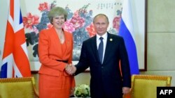 Vladimir Putin y la premier británica Theresa May.