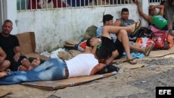 La mayoría de los cubanos que se acumulan en la localidad de Paso Canoas están alojados en unos cinco albergues habilitados por las iglesias Católica y Evangélica, otros duermen en la calle. EFE