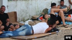 Cubanos duermen en la calle en la localidad de Paso Canoas, porque los albergues no dan abasto. EFE