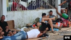 La mayoría de los cubanos que se acumulan en la localidad de Paso Canoas están alojados en unos cinco albergues habilitados por las iglesias Católica y Evangélica, otros duermen en la calle. EFE