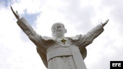 Fotografía de archivo fechada el 13 de abril de 2013 que muestra estatua más grande del mundo del papa Juan Pablo II durante la ceremonia de inauguración en el Parque de Miniaturas de Czestochowa, Polonia.
