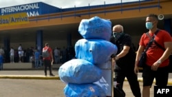 Cubanoamericanos arriban al aeropuerto José Martí, de La Habana, cargados de equipaje. (Yamil LAGE / AFP/Archivo)
