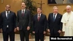En esta foto (de izq. a der.) Kcho, Alejandro Castro Espín, Bruno Rodríguez, Raúl Castro y el Papa Francisco en el Vaticano.