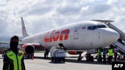 En esta foto de archivo tomada el 10 de octubre de 2018, se ve un avión Lion Air Boeing 737 Max 800 en la pista del aeropuerto Mutiara Sis Al Jufri en Palu.