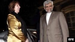 El secretario del Consejo Supremo de Seguridad Nacional iraní, Said Jalili (d) da la bienvenida a la responsable de la diplomacia europea, Catherine Ashton (i) a su llegada a Estambul, Turquía hoy 15 de mayo de 2013