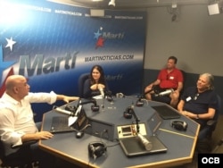 Virulo conversa con los locutores Juan Juan Almeida y Lizandra Díaz Blanco en los estudios de Radio Martí.