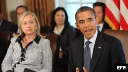 Barack Obama reunido con su equipo en la Casa Blanca en octubre de 2011, a su izquierda Hillary Clinton.