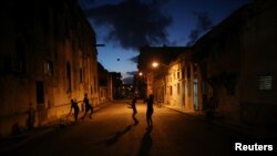 Niños jugando al anochecer en una calle de La Habana. Foto Archivo REUTERS/Alexandre Meneghini 