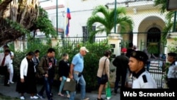 Cubanos hacen fila en el Consulado de Colombia en La Habana para tramitar sus visas a ese país