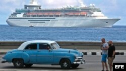Un crucero entra a la bahía de La Habana. 
