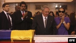 Fotografía cedida por la presidencia de Venezuela muestra al gobernante de Cuba, Raúl Castro (2d), asistiendo jueves 7 de marzo de 2013, a honras fúnebres del líder venezolano, Hugo Chávez, en la Academia Militar de Caracas.