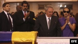 Nicolás Maduro, a la derecha de Raúl Castro, durante el funeral de Hugo Chávez, en la Academia Militar de Caracas.