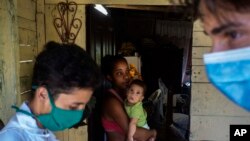 Estudiantes de medicina chequean a residentes en un barrio marginal de San José de las Lajas. (AP/ Ramon Espinosa)