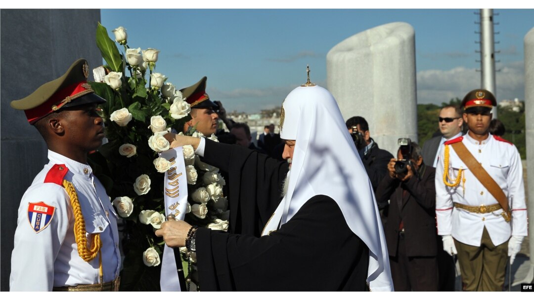 Momento en que el patriarca de la Iglesia ortodoxa rusa, Kiril, coloca ofrenda en monumento a José Martí, febrero 12 de 2016.