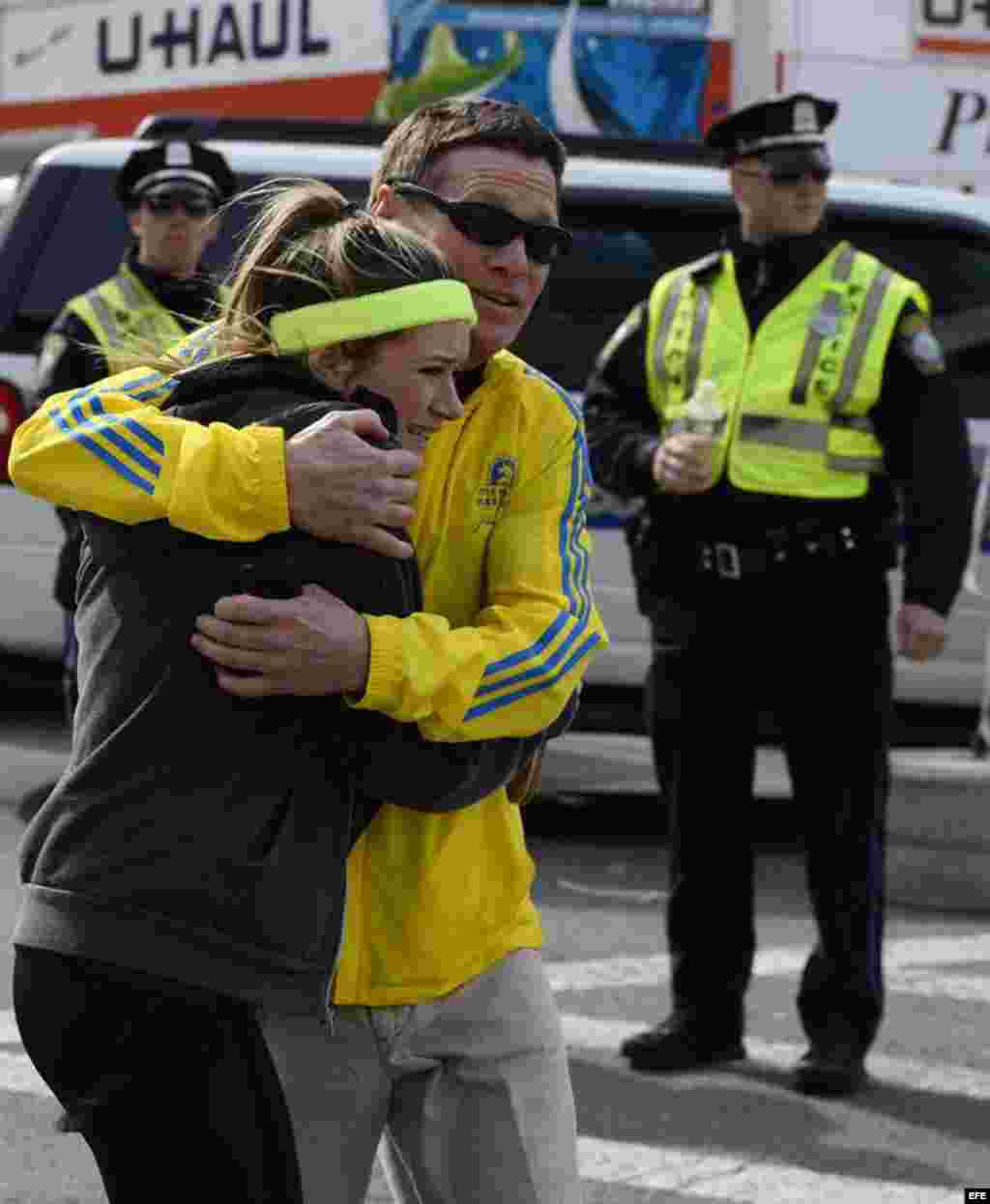 Una mujer abraza a su padre después de que se registraran dos explosiones cerca a la línea de meta de la 117 Maratón de Boston. 