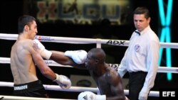 El boxeador cubano Julio César de la Cruz se enfrenta al azerbaiyano Teymur Mammadod durante una pelea de la IV Serie Mundial de Boxeo.