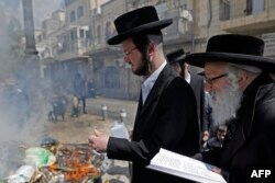 Judíos ortodoxos durante el ritual del Biur Chametz, en la víspera de la Pascua Judía, en Jerusalén.