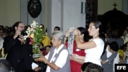 Representantes de las "Damas de Blanco" llevan al altar votos por la liberación de los presos políticos en el Santuario de la Virgen de la Caridad del Cobre en Santiago de Cuba (Cuba). 