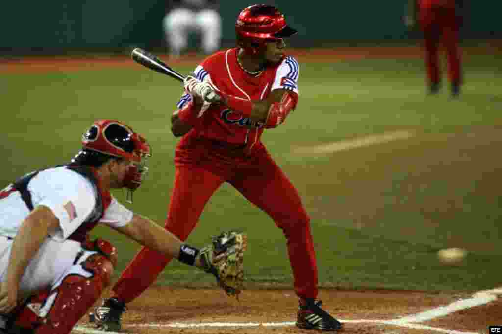 Héctor Olivera durante su turno al bate en el encuentro con Estados Unidos el lunes 11 de octubre de 2010, en el juego del Premundial de Béisbol disputado en el estadio Francisco Montaner de Ponce (Puerto Rico). &nbsp;