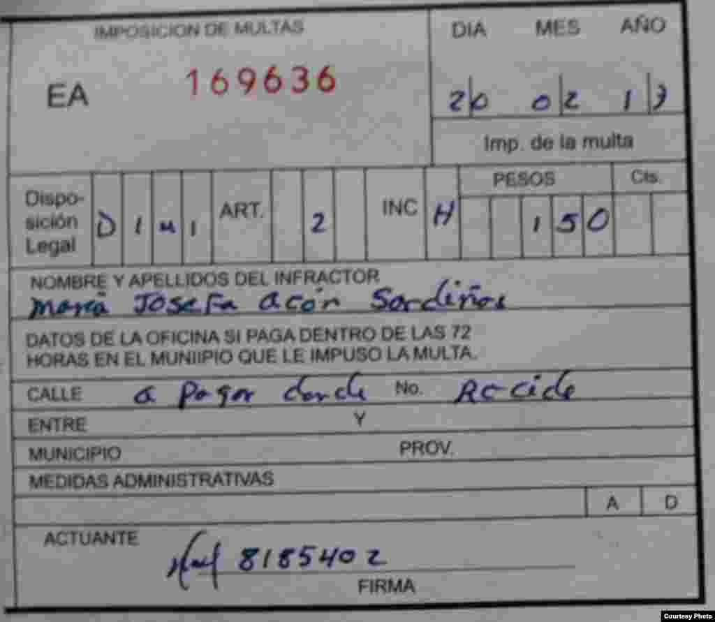 Notificación de multa a la dama de blanco Maria Josefa Acón.