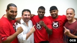 El boxeador Idel Torriente (centro) y su equipo, antes de su debut profesional en Miami
