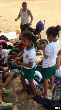 “Nos tienen cercados en un campo de fútbol, bajo sol y sereno", dijo uno de los migrantes.