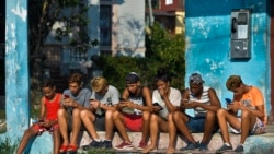 Sin otro aliciente para sus vidas, jóvenes cubanos se refugian en drogas y alcohol