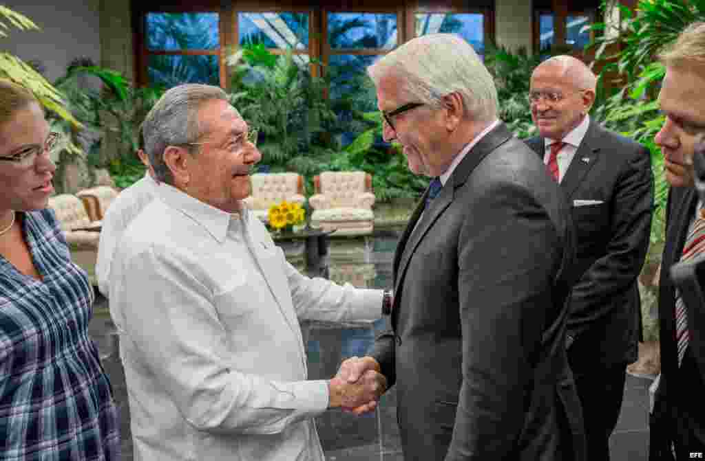 Raúl Castro (i) recibe al ministro alemán de Exteriores, Frank-Walter Steinmeier (d), en La Habana (16 de julio, 2015).