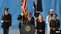 Barack Obama (i), habla junto a la secretaria de Estado Hillary Clinton (c), en la ceremonia de recepción de los restos mortales del embajador Chris Stevens, y de los otros tres estadounidenses asesinados en Bengasi Libia. DC (EEUU). 
