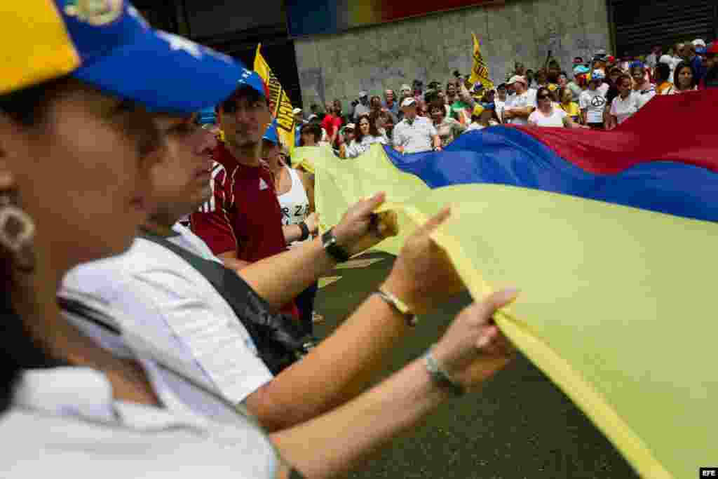 La oposición venezolana se moviliza en 22 ciudades del país para dar comienzo a la campaña 'Venezuela quiere'.