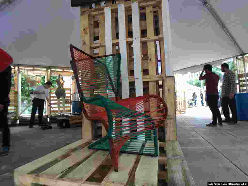Piezas de artistas cubanos en la Locación de Miami Mini Maker Faire. Foto Luis Felipe Rojas.